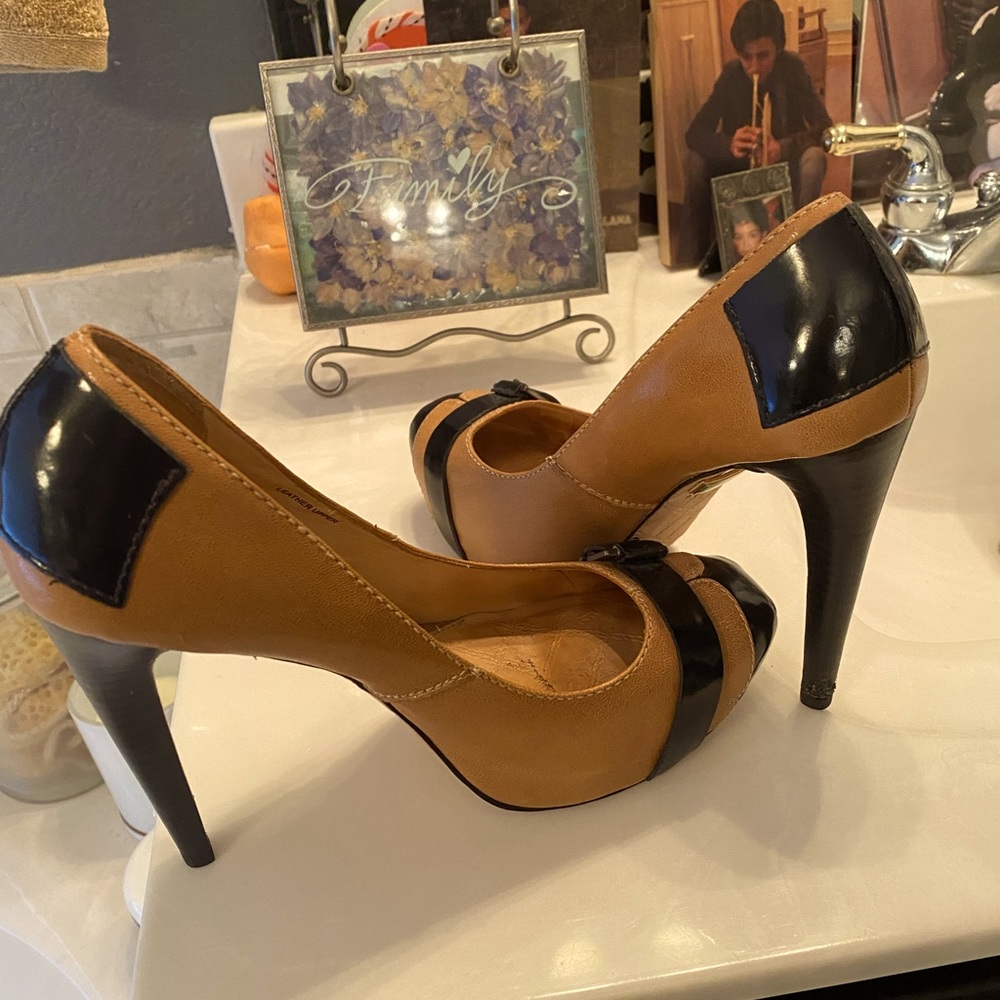 L.A..M.B beautiful tan and black shoes